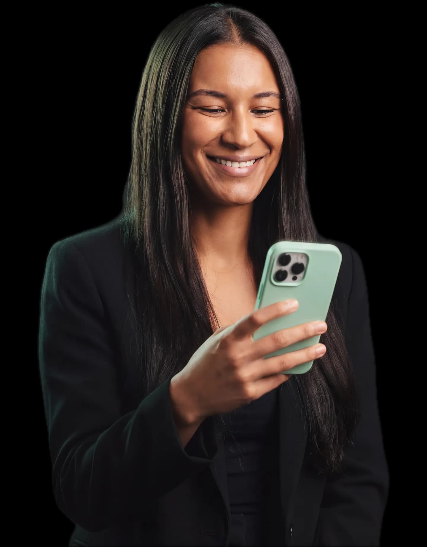 Dona de escritório de contabilidade sorrindo enquanto lê uma mensagem no celular