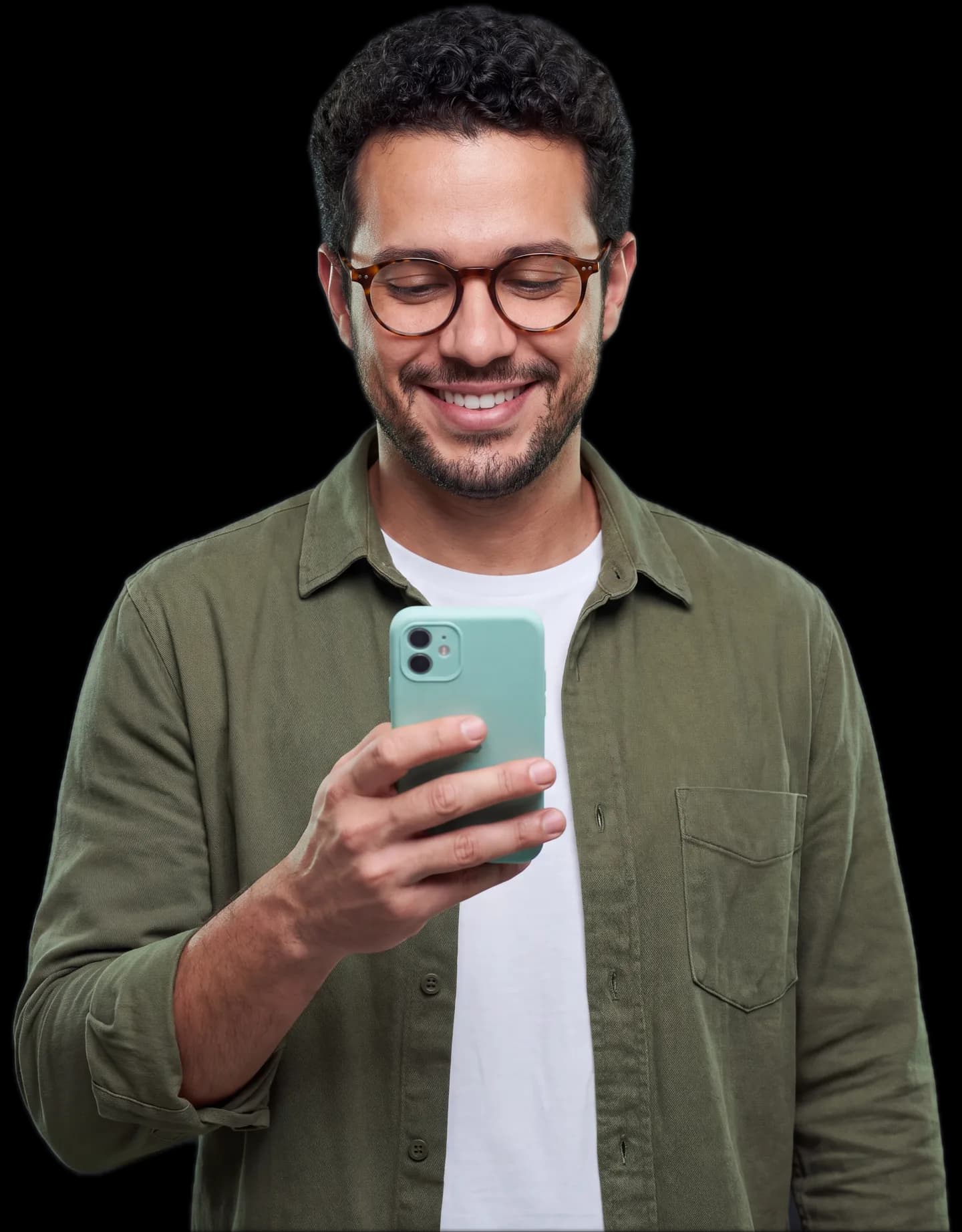 Diretor de criação de óculos sorrindo enquanto lê a mensagem de um cliente no celular