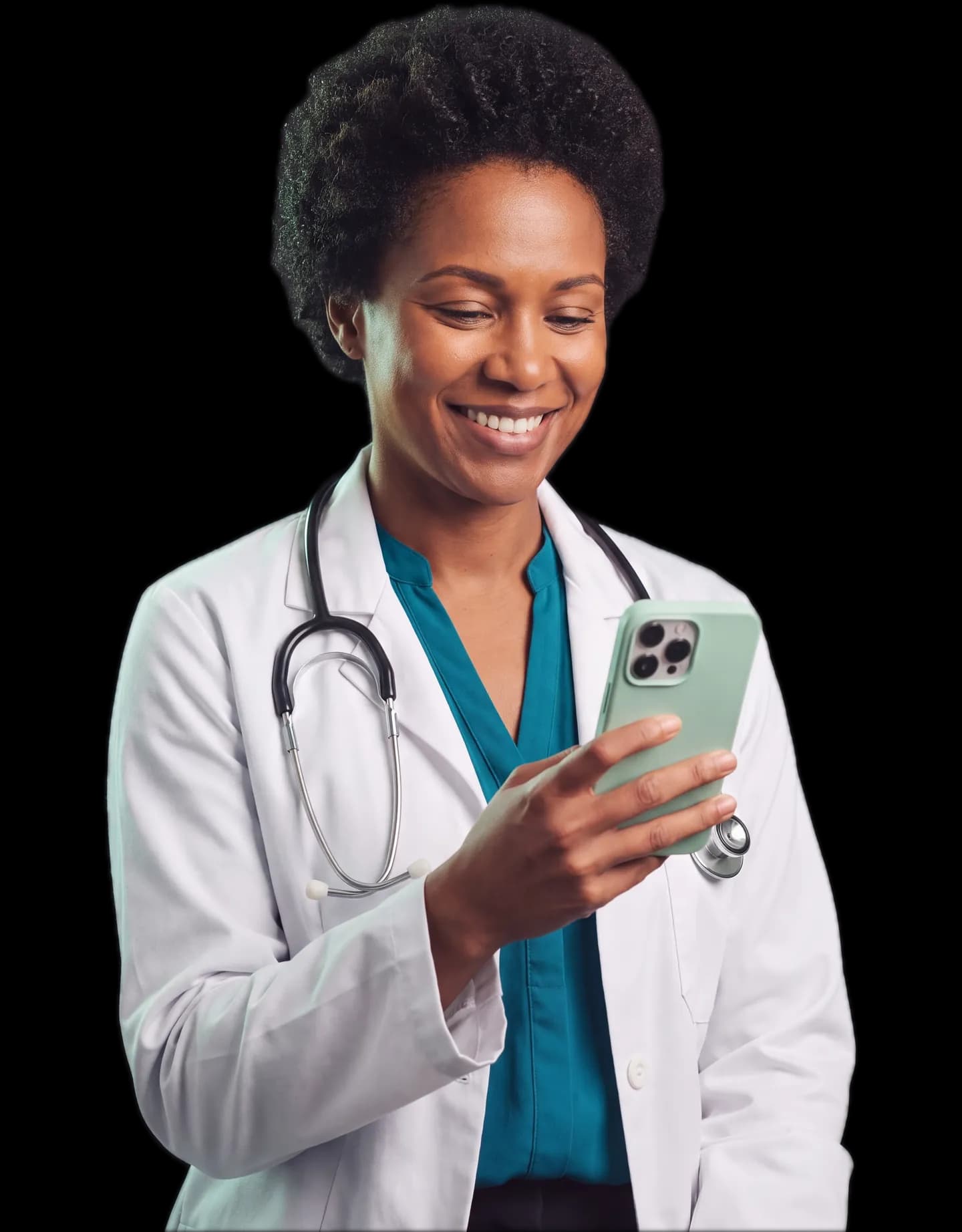 Médica de jaleco sorrindo enquanto lê uma mensagem de paciente no celular