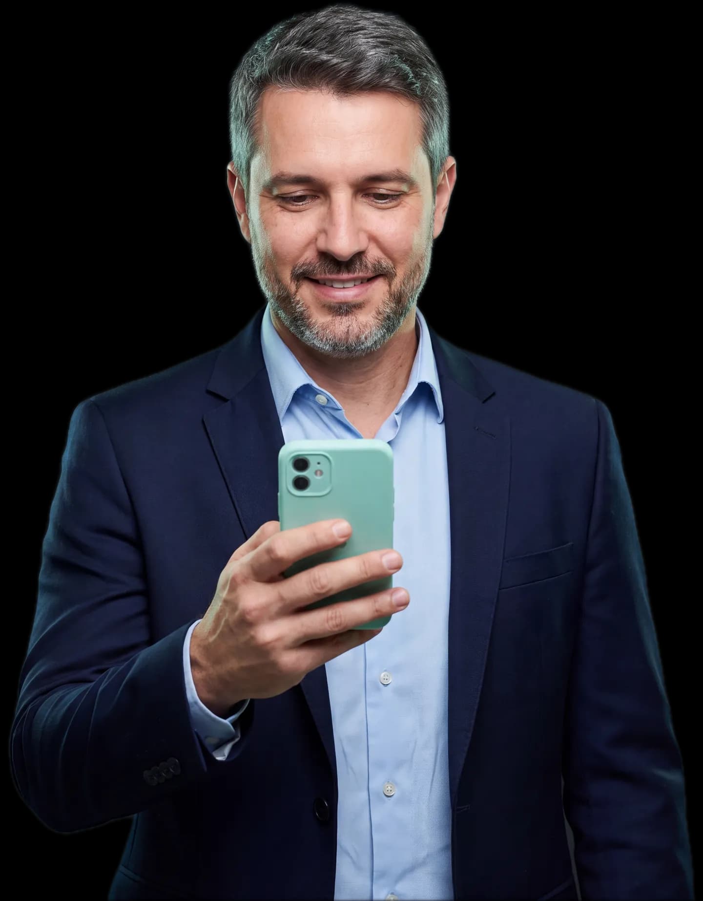 Advogado de terno lendo no celular a transcrição do áudio de um cliente