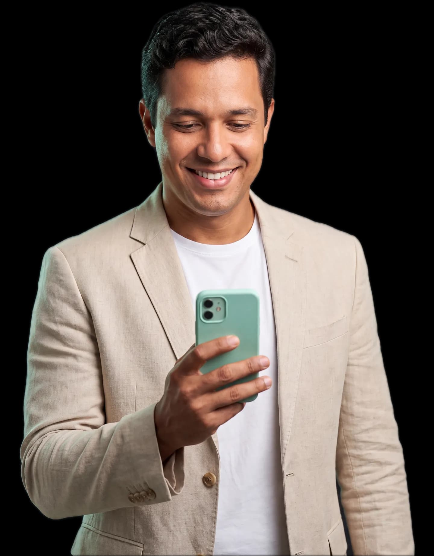 Corretor de imóveis de blazer claro sorrindo enquanto lê uma mensagem no celular