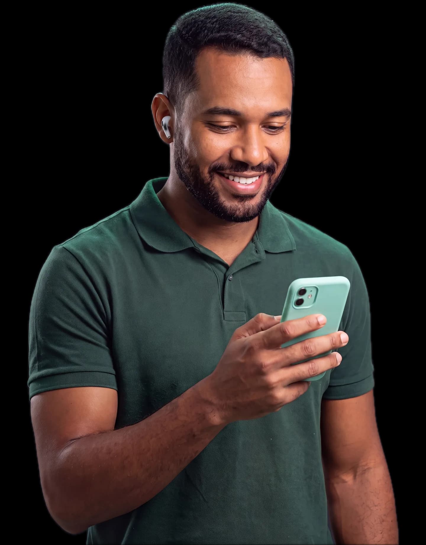 Vendedor com fone no pescoço sorrindo enquanto lê a mensagem de um cliente no celular