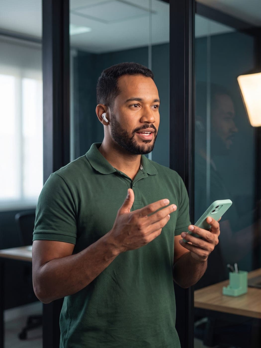 Vendedor de camisa polo no escritório, numa ligação de fone sem fio, explicando a proposta